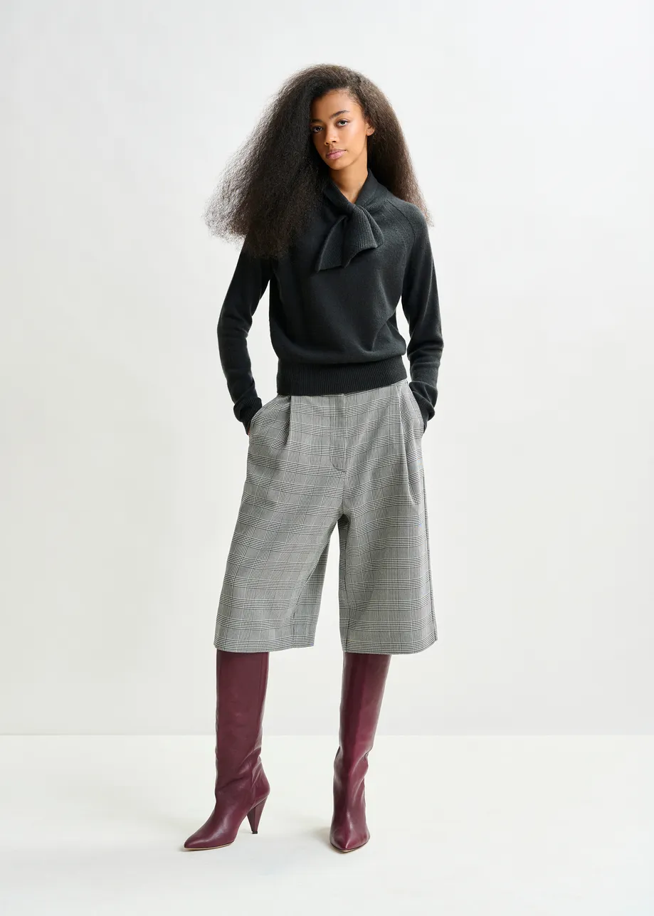 Black cashmere sweater with pussy-bow tie
