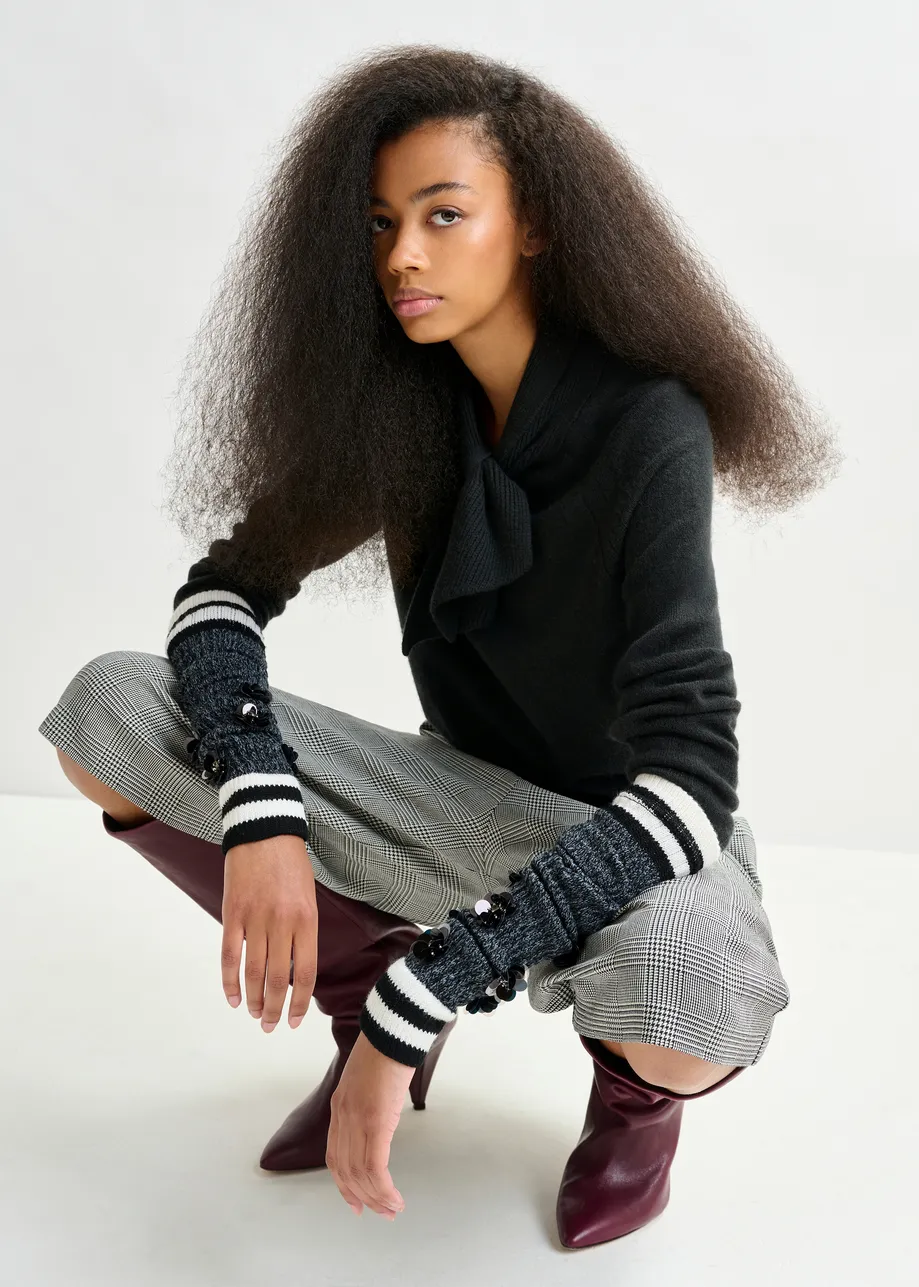 Black cashmere sweater with pussy-bow tie