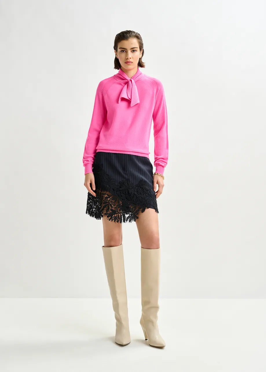 Pink cashmere sweater with pussy-bow tie