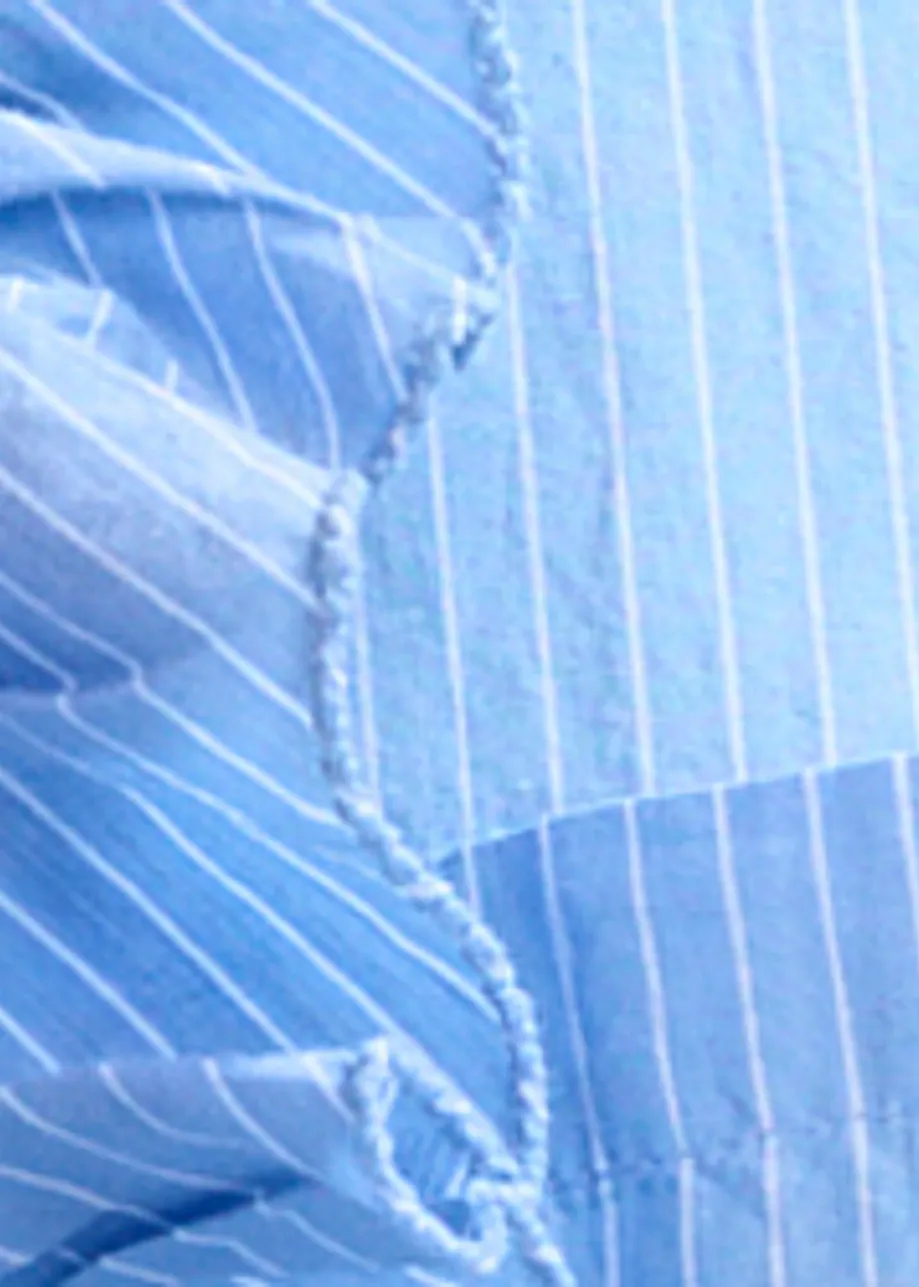 Blauw en wit gestreept overhemd met volantdetails