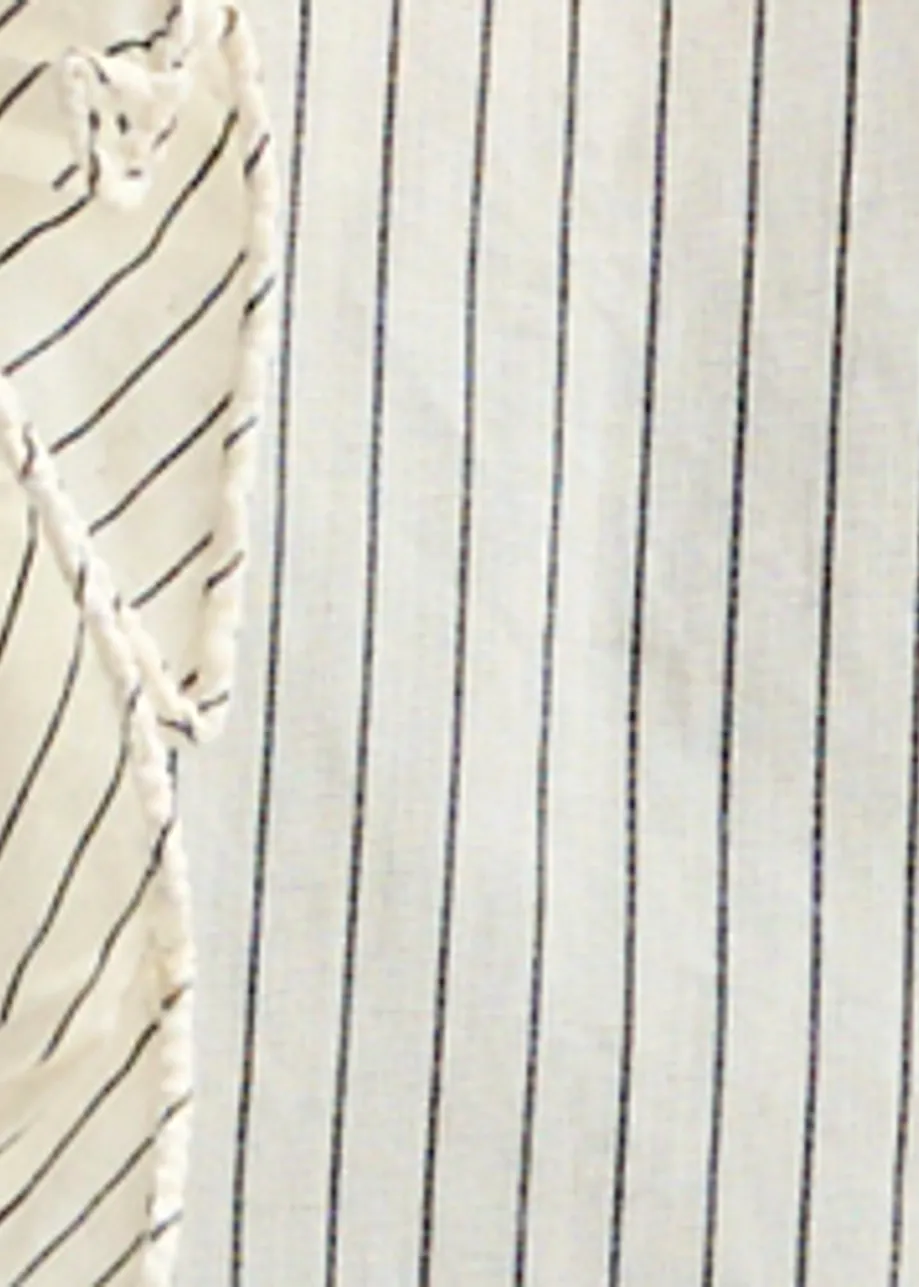 Gebroken wit en zwart gestreept overhemd met volantdetails