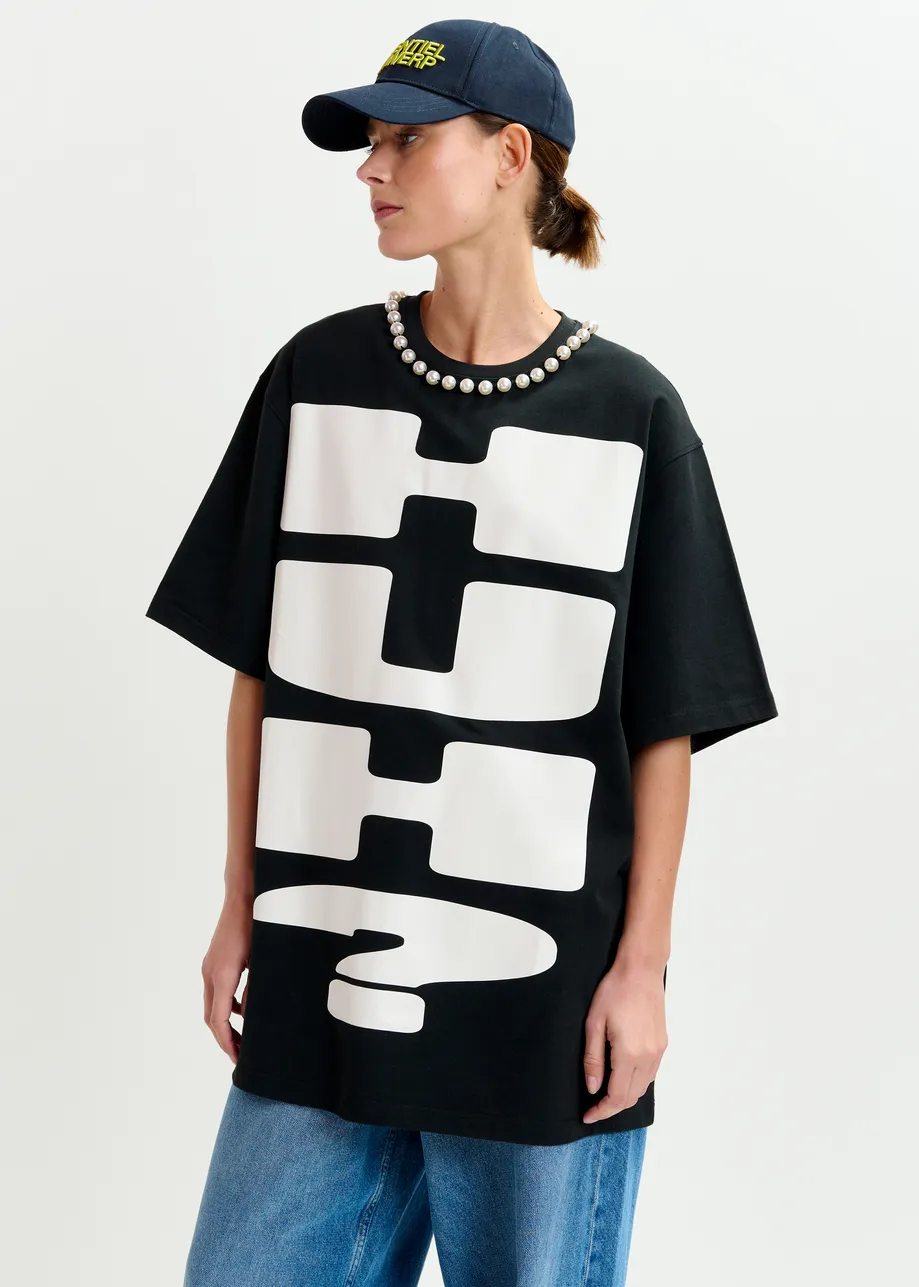 Black and white oversized cotton T-shirt with "HUH?"- print and bead embellishments