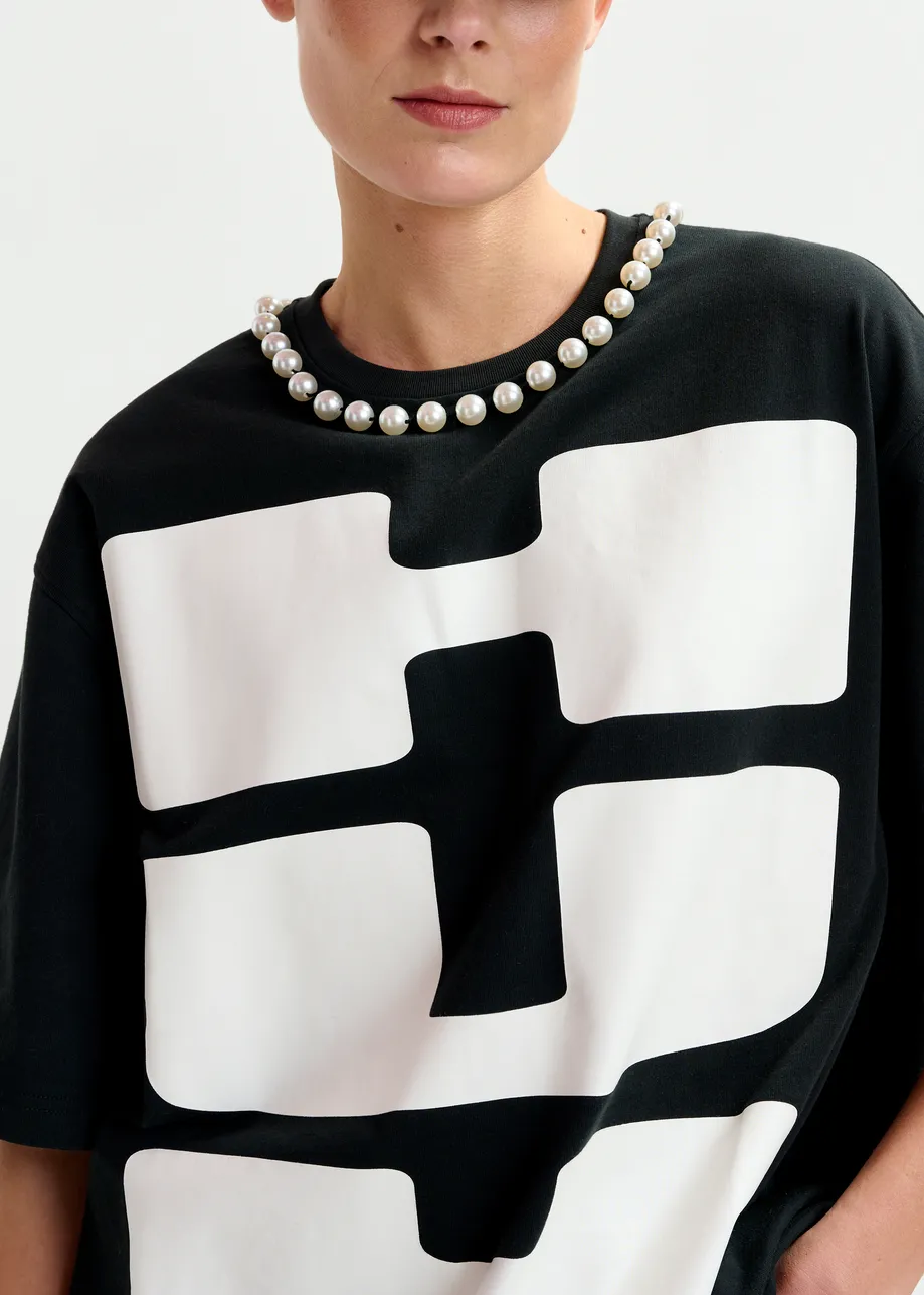 Black and white oversized cotton T-shirt with "HUH?"- print and bead embellishments