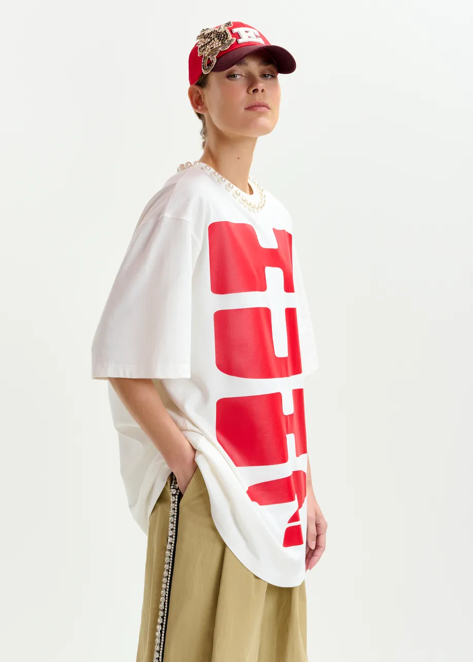 White and red oversized cotton T-shirt with "HUH?"- print and bead embellishments