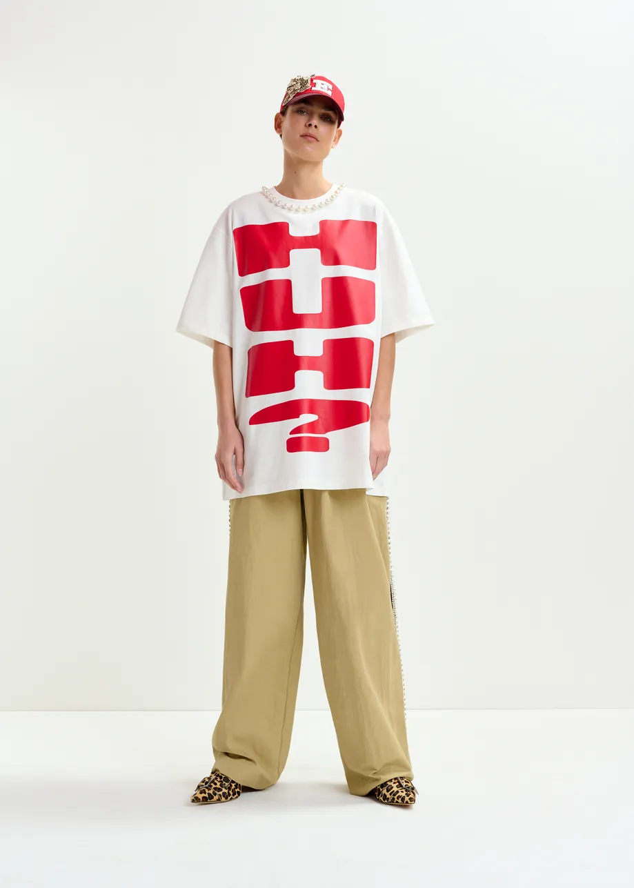 White and red oversized cotton T-shirt with "HUH?"- print and bead embellishments