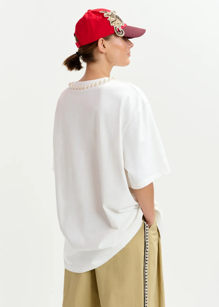 White and red oversized cotton T-shirt with "HUH?"- print and bead embellishments
