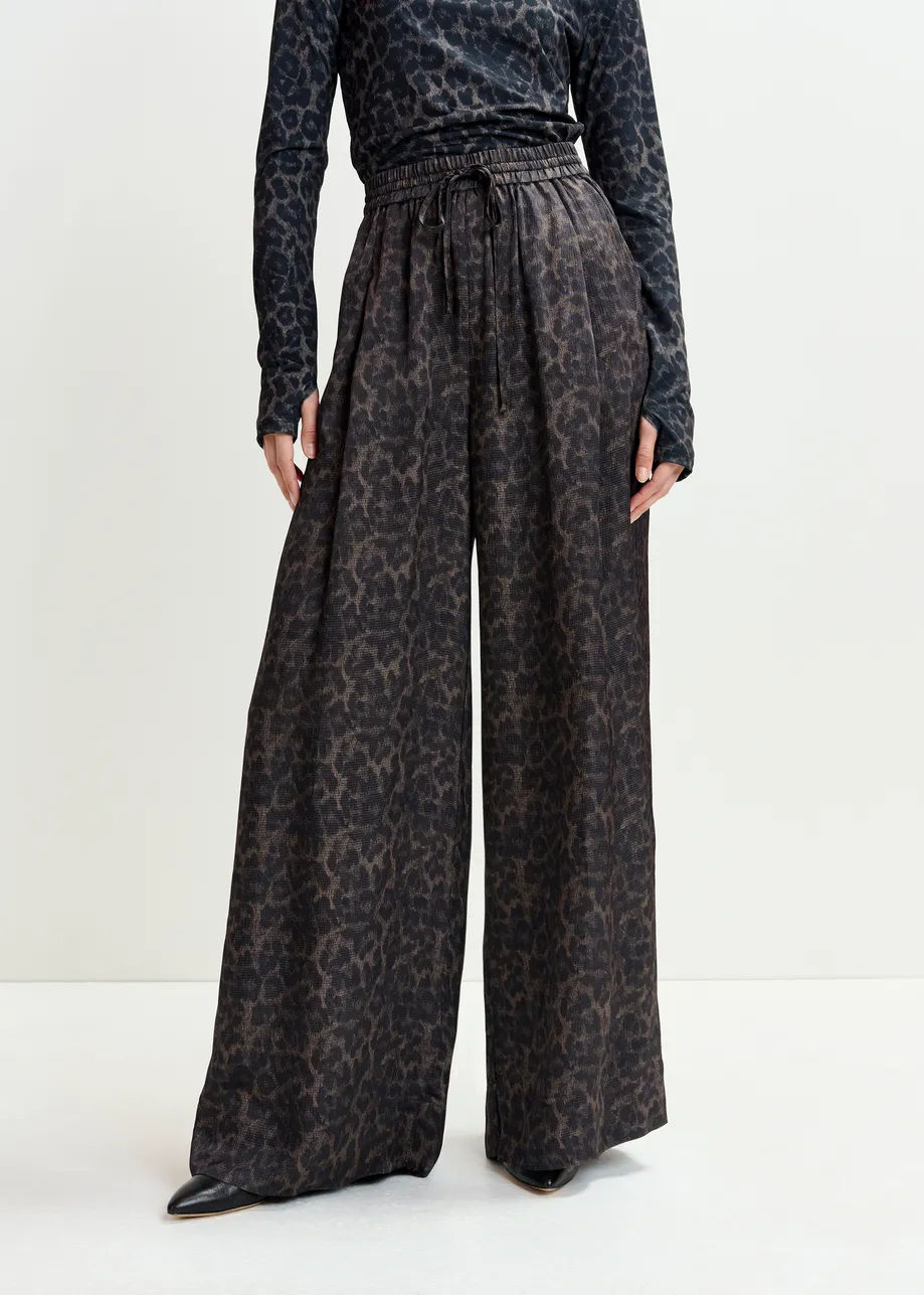 Pantaloni marroni e neri a gamba larga con stampa leopardata
