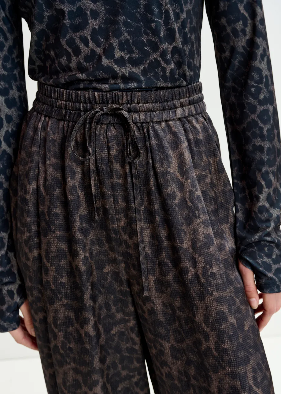 Pantaloni marroni e neri a gamba larga con stampa leopardata
