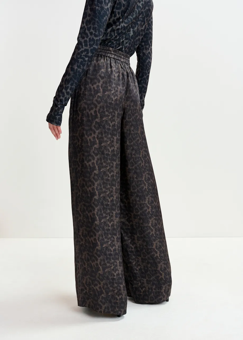 Pantaloni marroni e neri a gamba larga con stampa leopardata