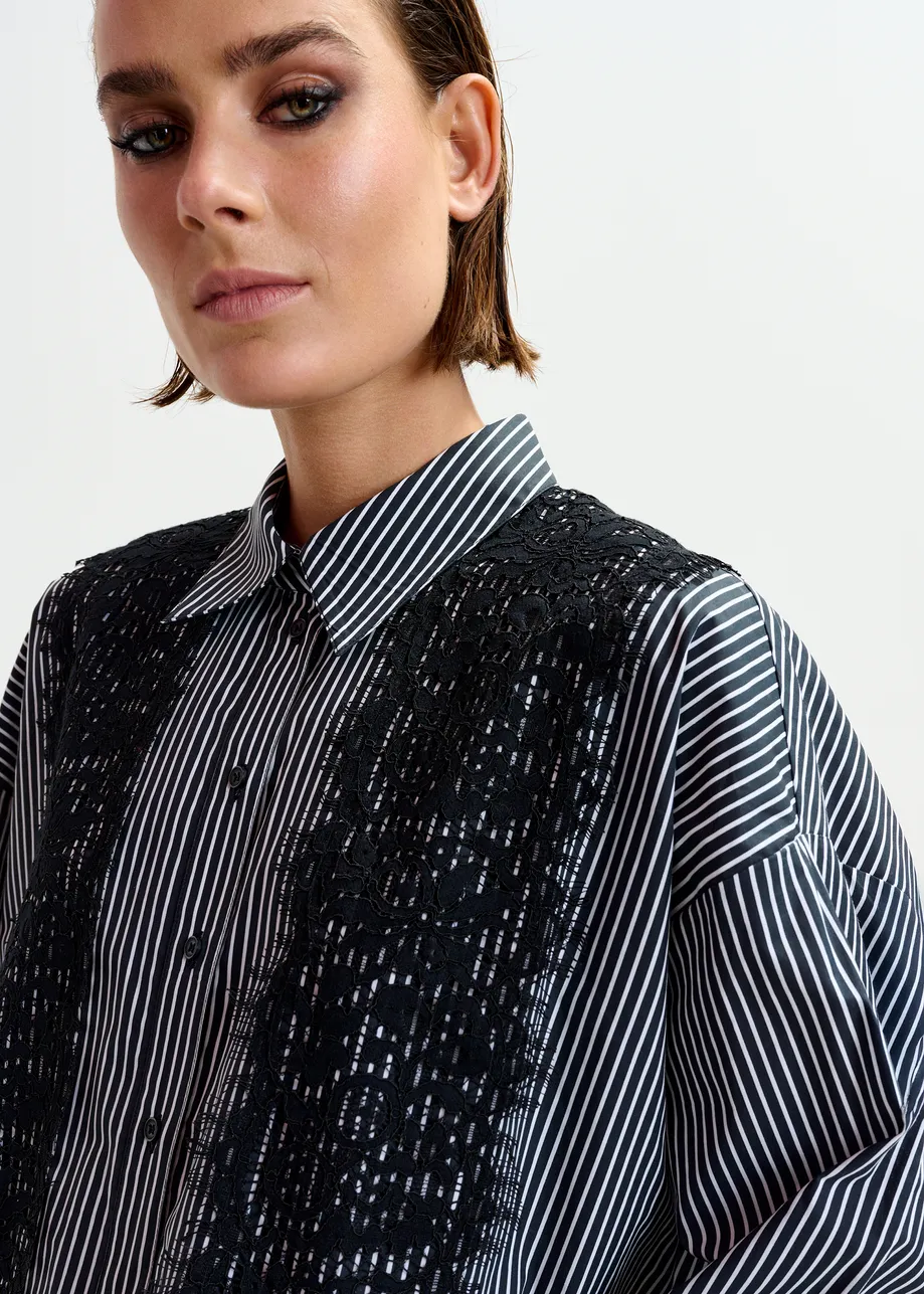 Chemise oversize à rayures et dentelle noire et blanche