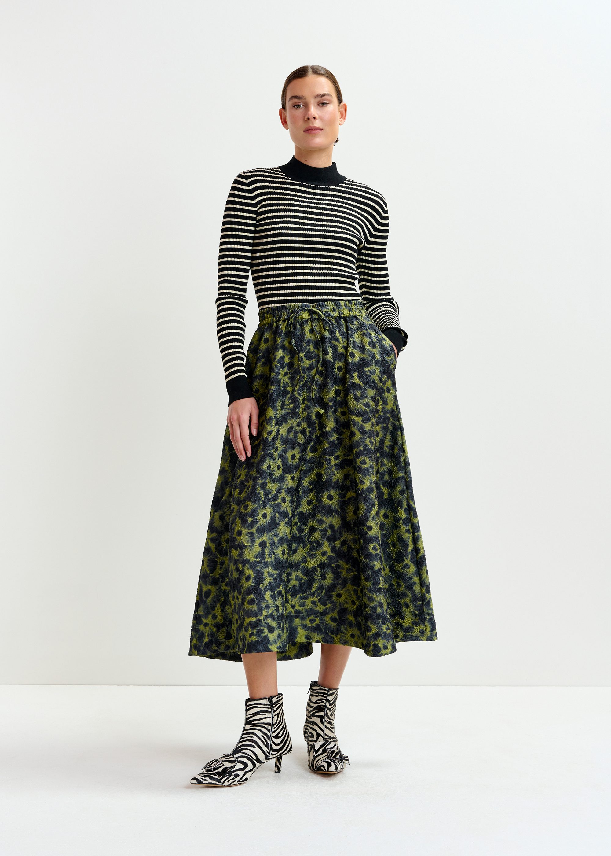 Khaki and dark blue floral-jacquard midi skirt | Essentiel Antwerp