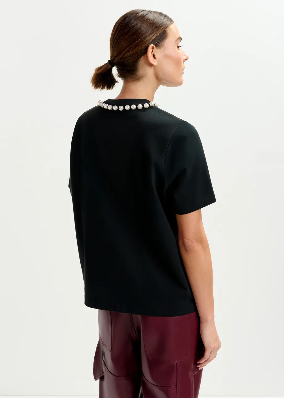 Black and white cotton T-shirt with "HUH?"- print and bead embellishments