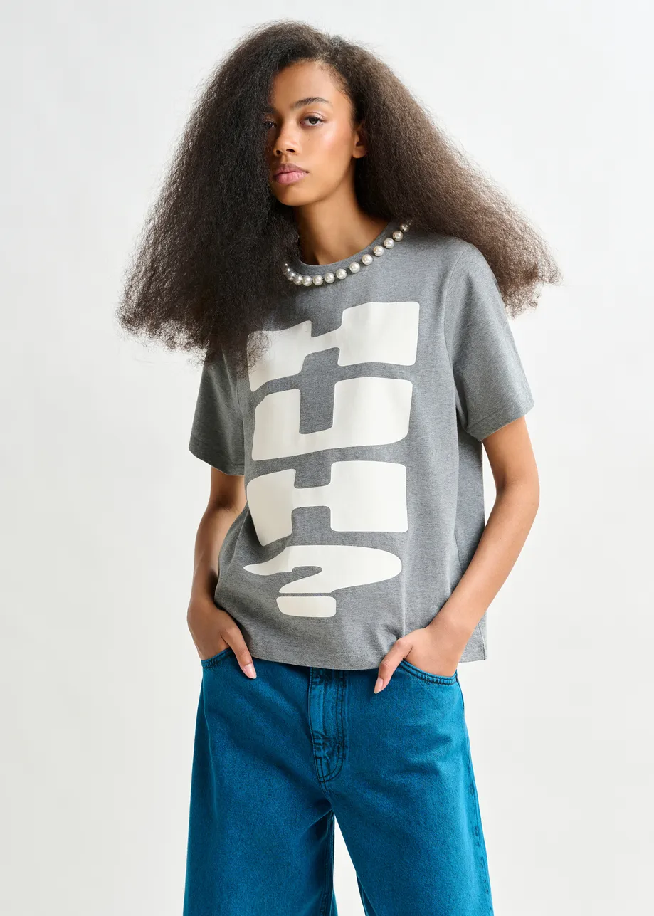 Red and white cotton T-shirt with "HUH?"- print and bead embellishments