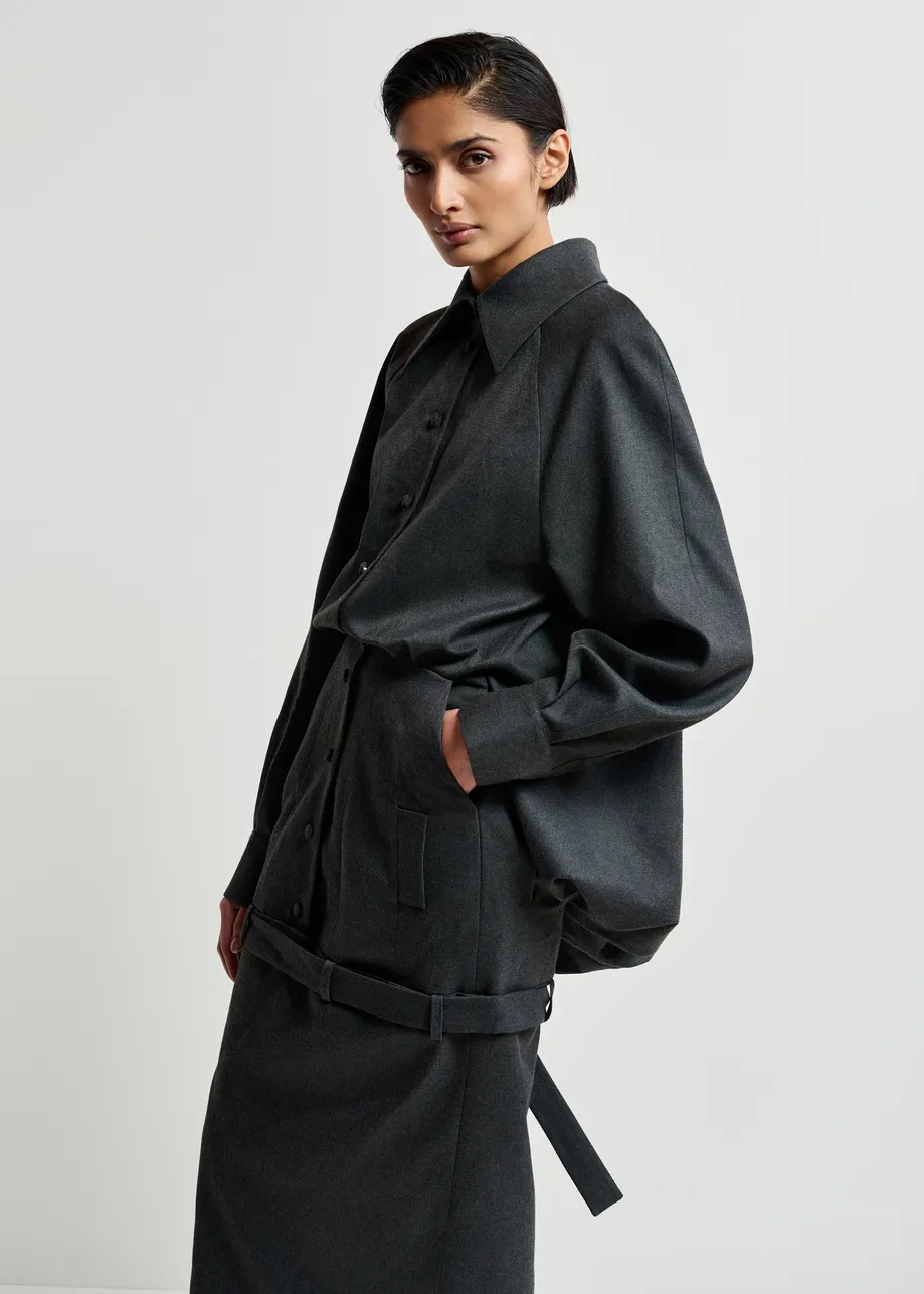 Graues  Kleid mit drapiertem Rücken und Taillengürtel