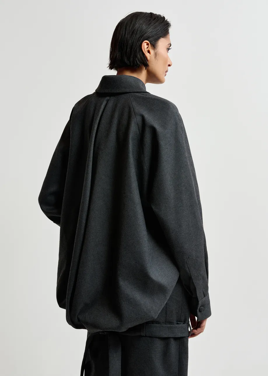 Graues  Kleid mit drapiertem Rücken und Taillengürtel