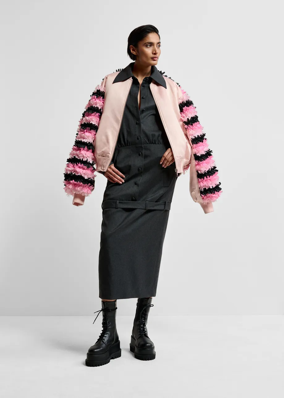 Graues  Kleid mit drapiertem Rücken und Taillengürtel