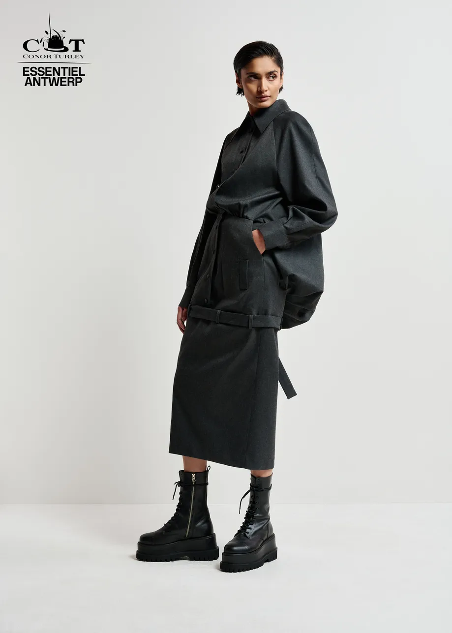 Graues  Kleid mit drapiertem Rücken und Taillengürtel