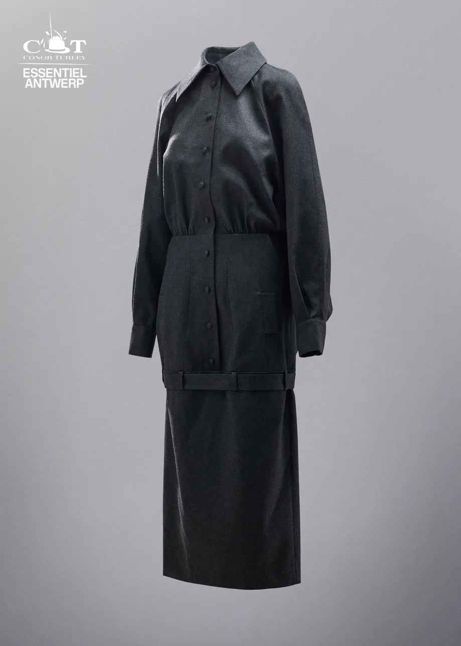 Robe ajustée grise à dos drapé et ceinture