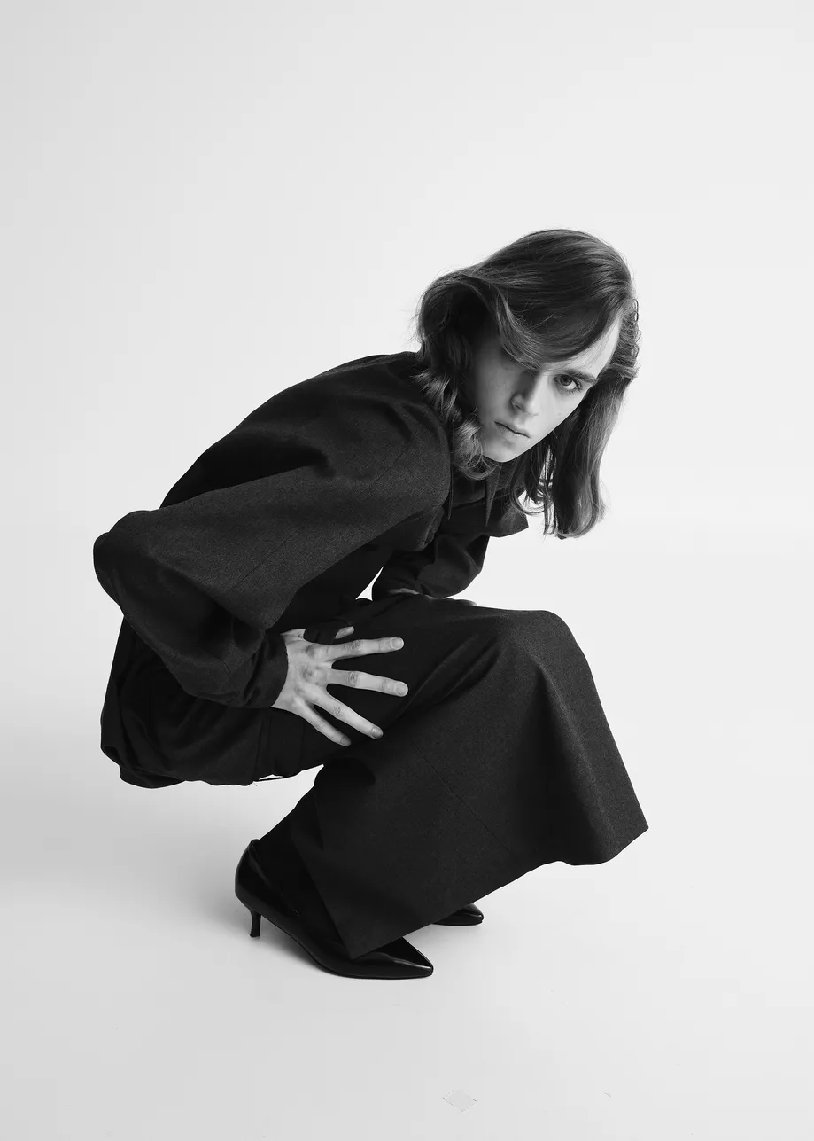 Robe ajustée grise à dos drapé et ceinture