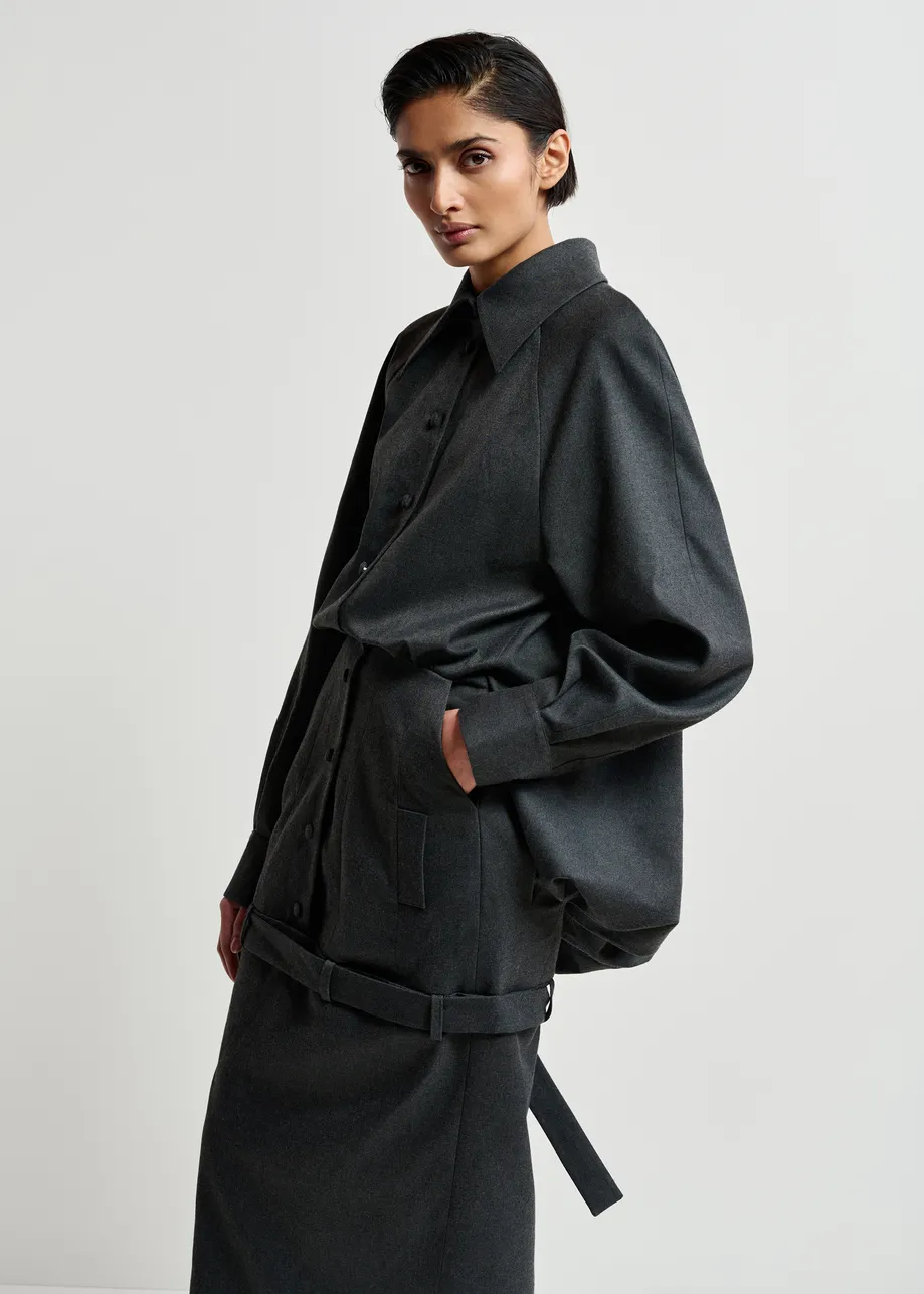 Robe ajustée grise à dos drapé et ceinture