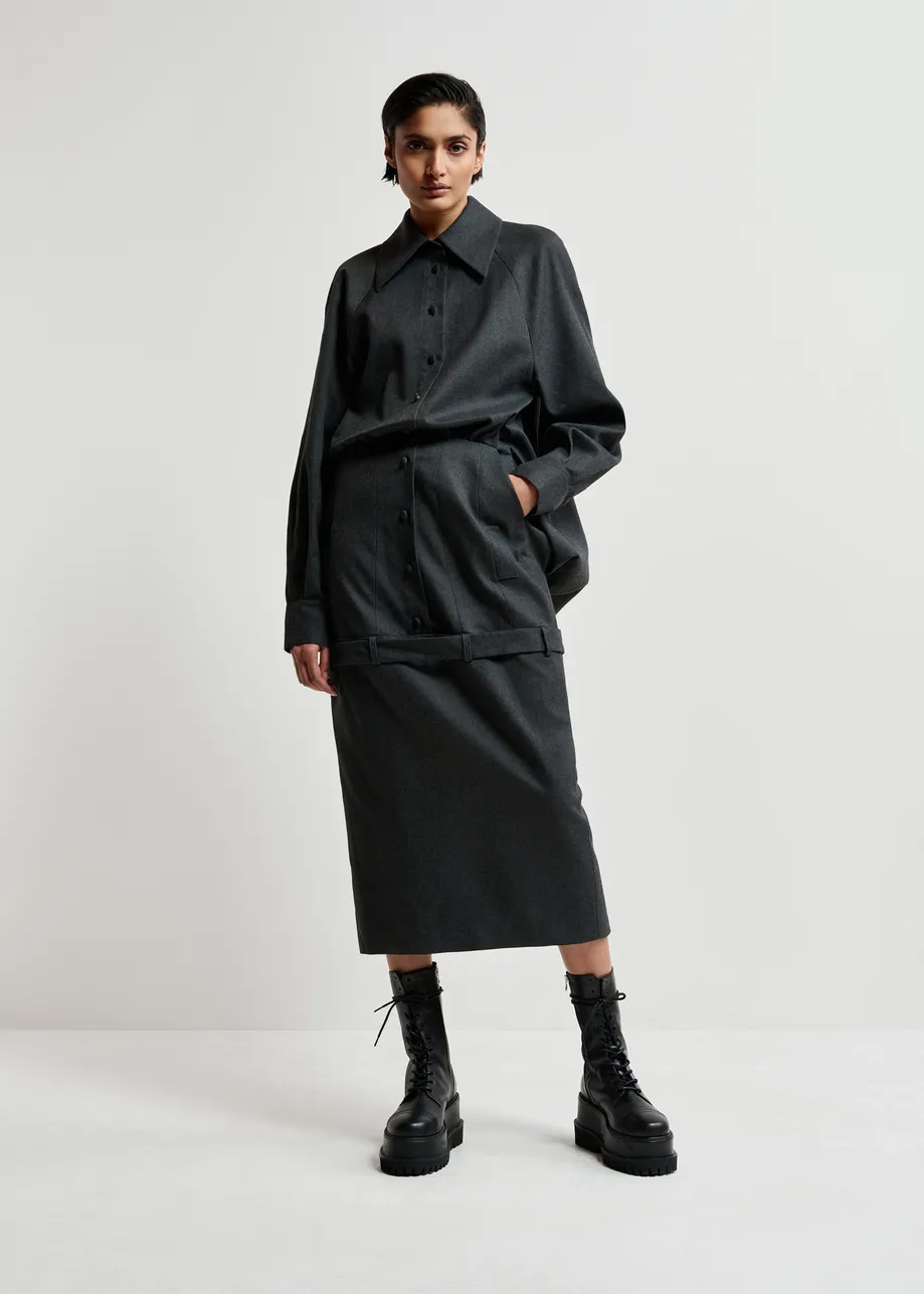 Robe ajustée grise à dos drapé et ceinture