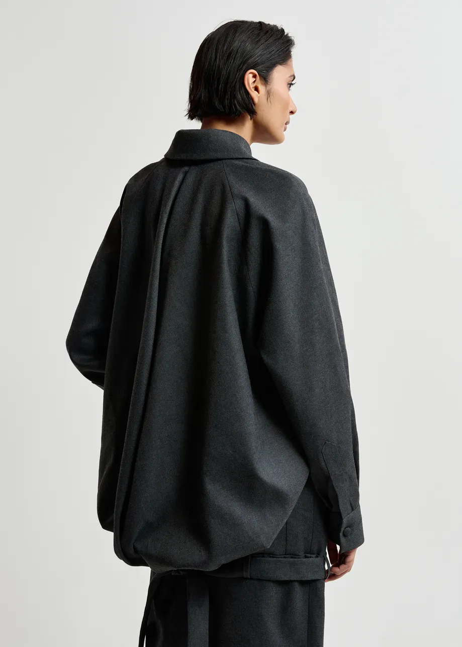 Robe ajustée grise à dos drapé et ceinture