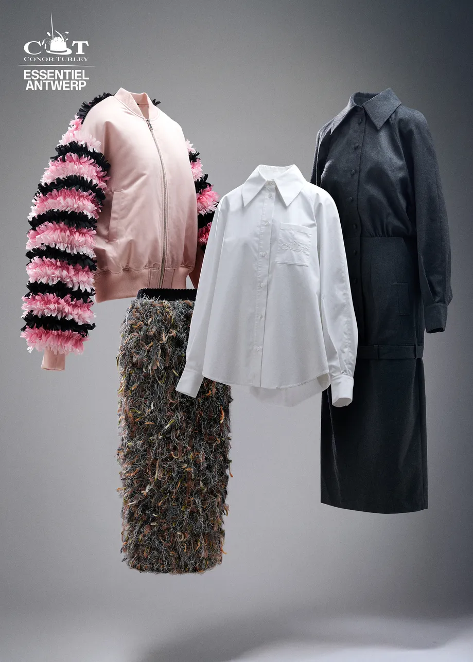 Robe ajustée grise à dos drapé et ceinture