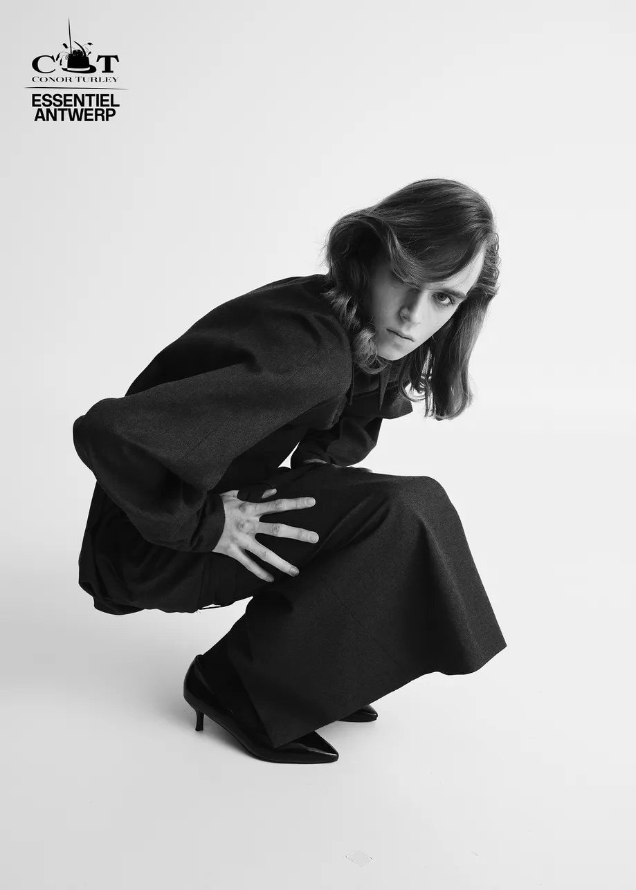 Robe ajustée grise à dos drapé et ceinture