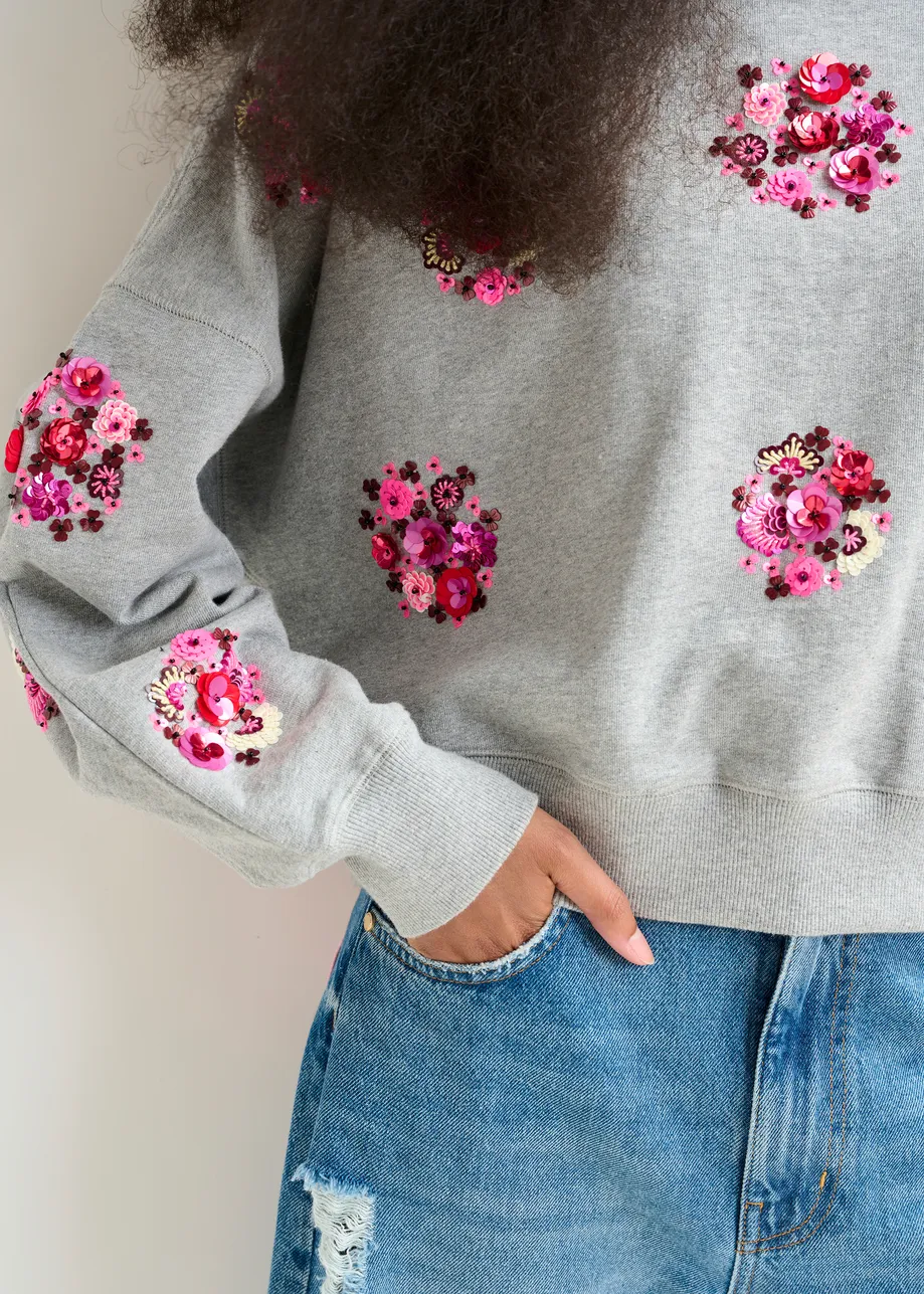 Grijze sweater met veelkleurig borduurwerk