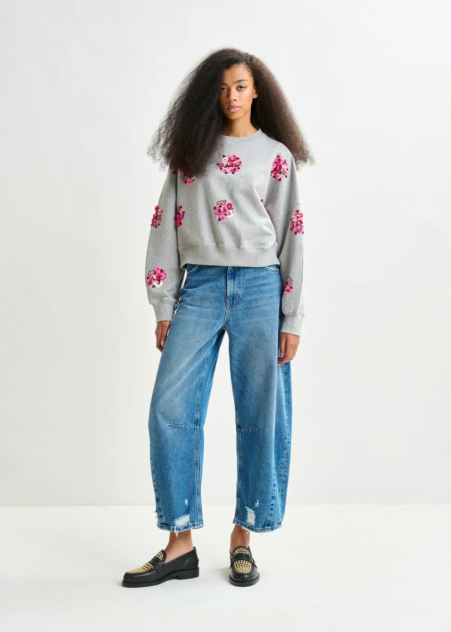 Grijze sweater met veelkleurig borduurwerk