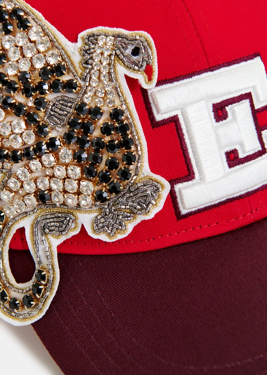 Rode, bordeaux en witte baseballpet met borduurwerk en stras