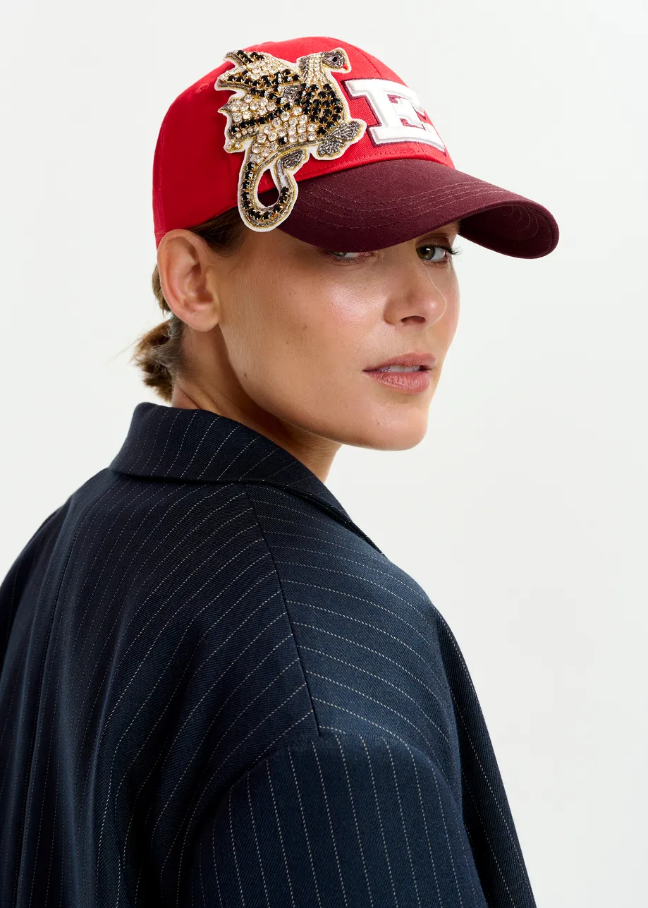 Casquette de baseball avec écusson rouge, bordeaux et blanche