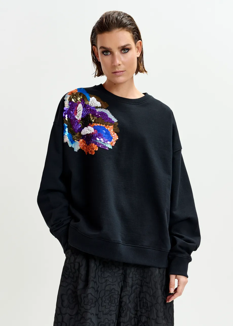 Zwarte sweater met veelkleurig borduurwerk