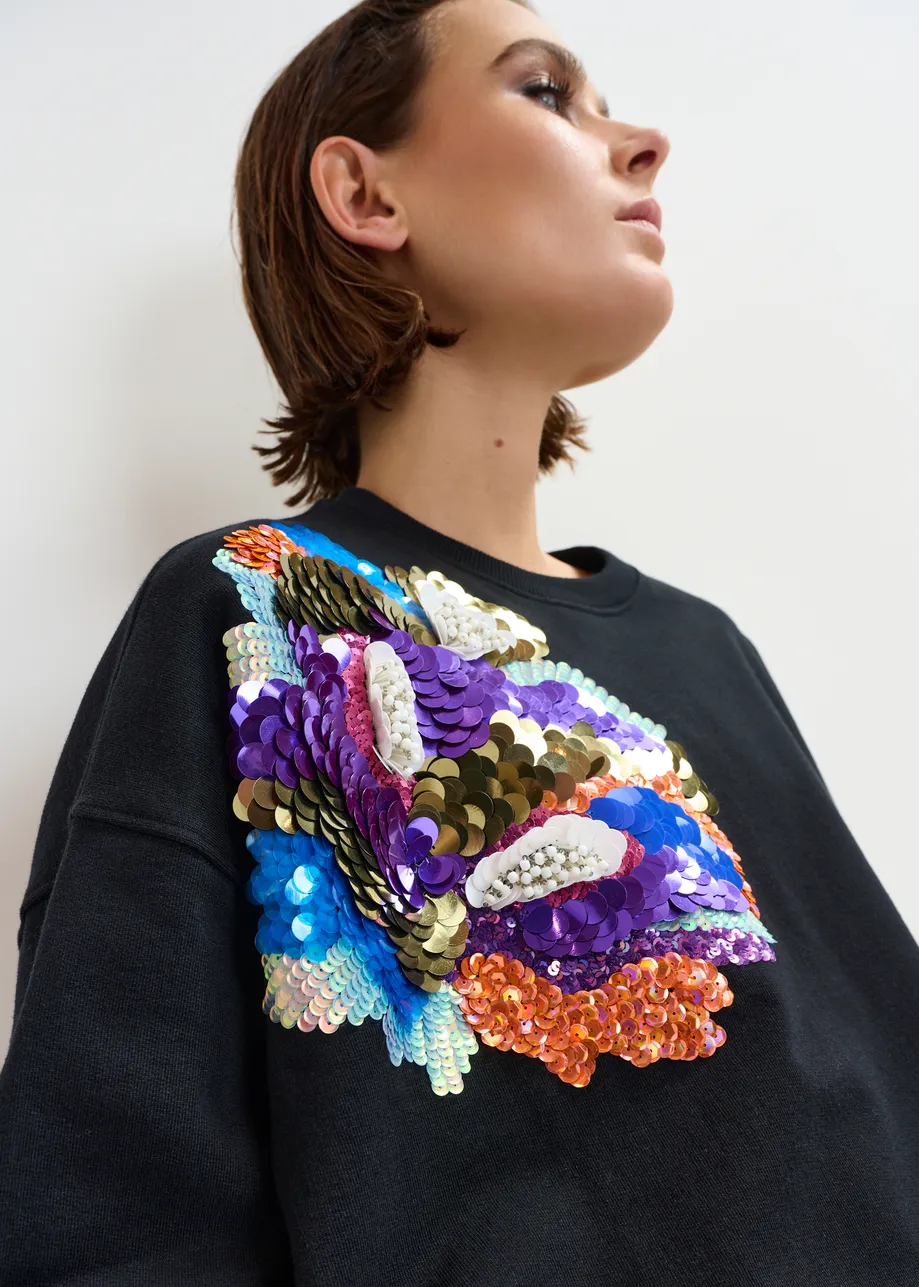 Zwarte sweater met veelkleurig borduurwerk