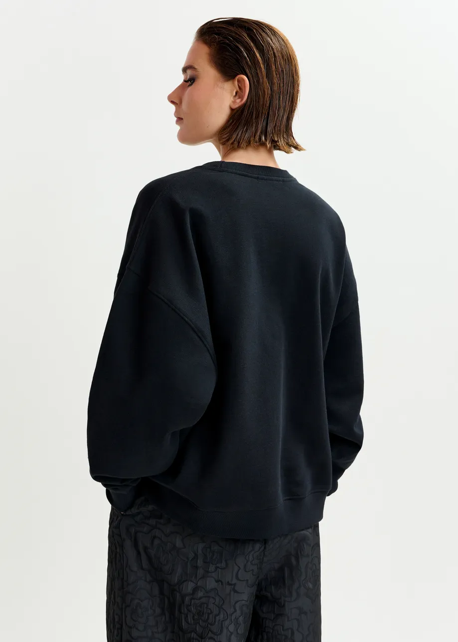 Zwarte sweater met veelkleurig borduurwerk