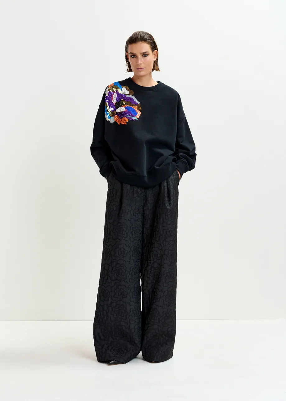 Zwarte sweater met veelkleurig borduurwerk