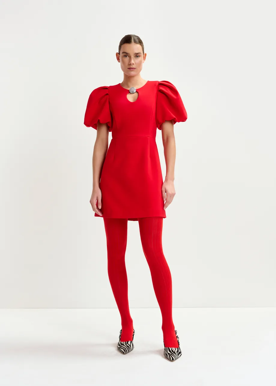 Rode mini-jurk met volumineuze mouwen en juweelversiering
