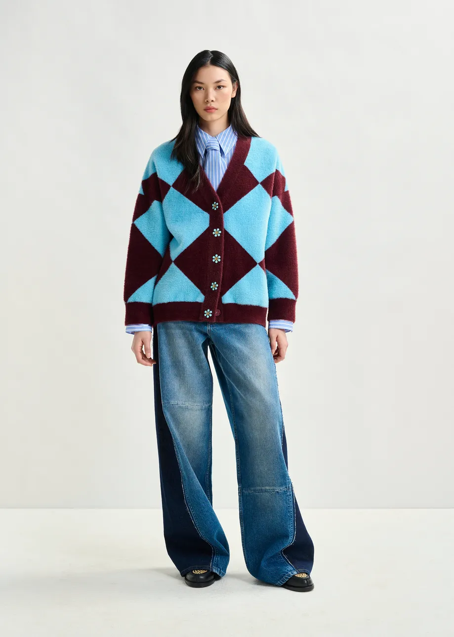 Blauwe en bordeaux cardigan in harlekijnmotief met bloemknopen