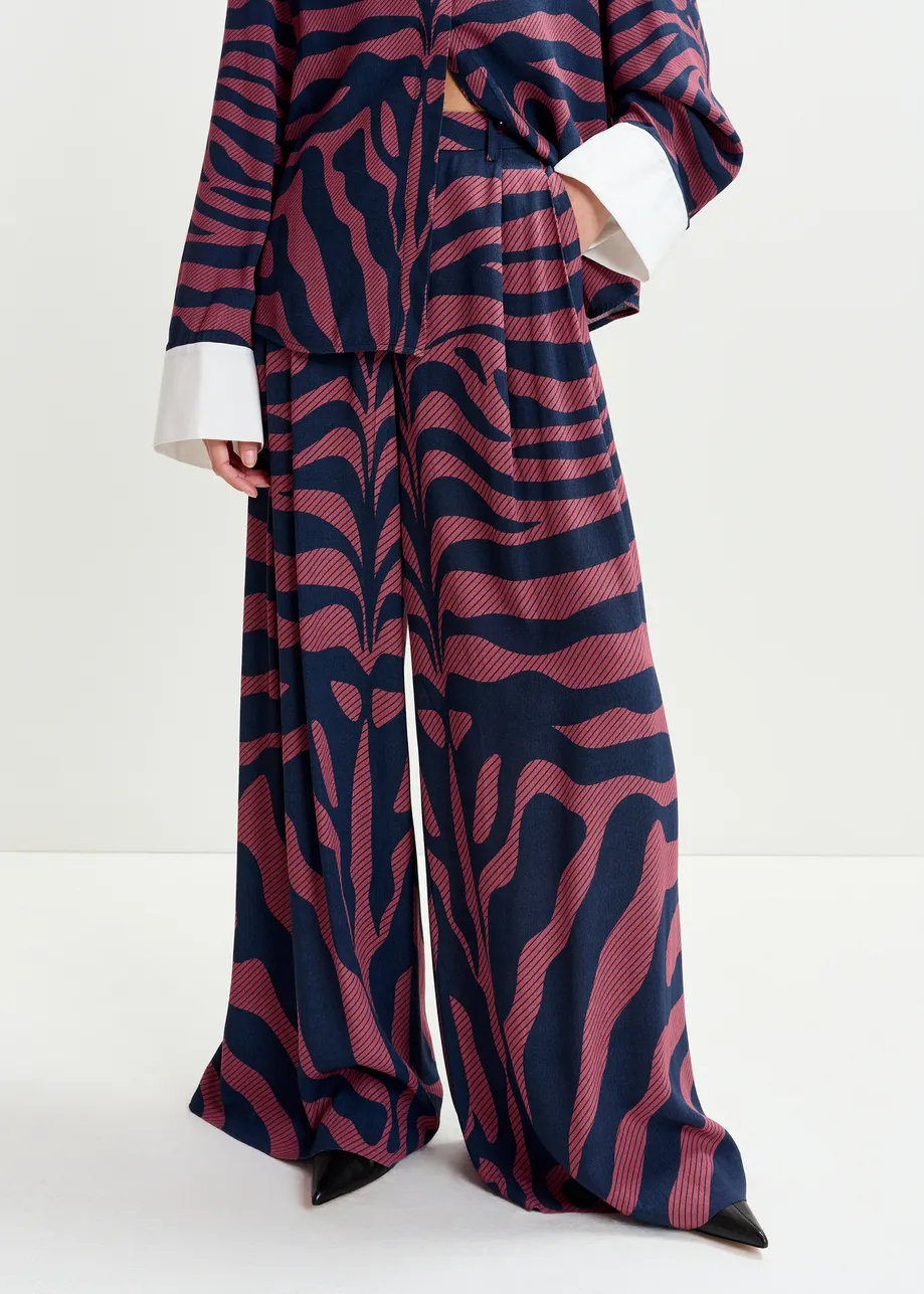 Pantalon large à imprimé zèbre bleu marine et rose foncé