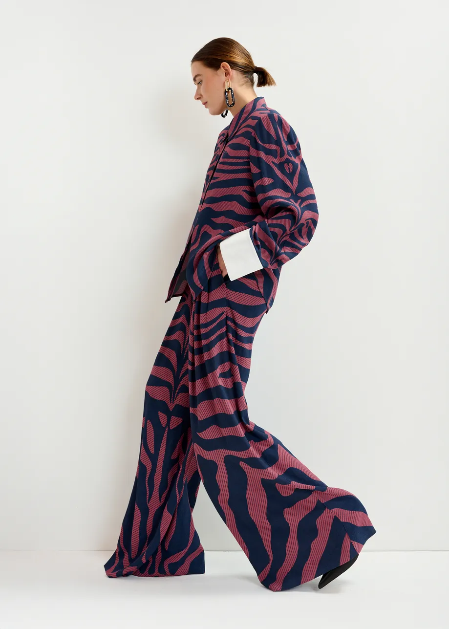 Pantalon large à imprimé zèbre bleu marine et rose foncé