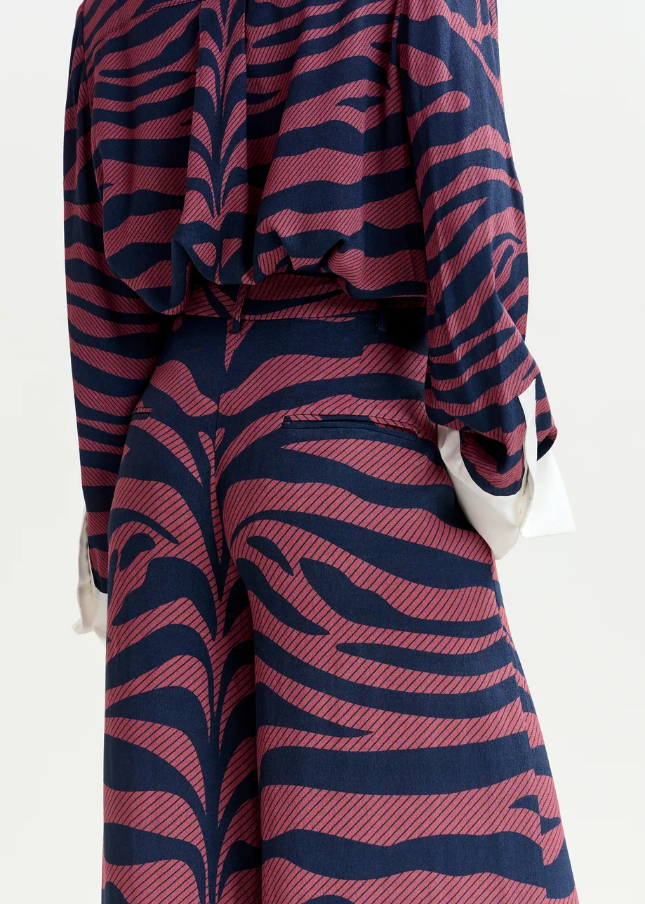 Pantalon large à imprimé zèbre bleu marine et rose foncé