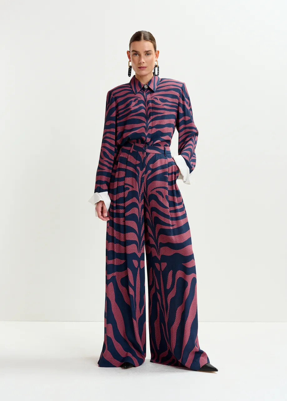 Pantalon large à imprimé zèbre bleu marine et rose foncé