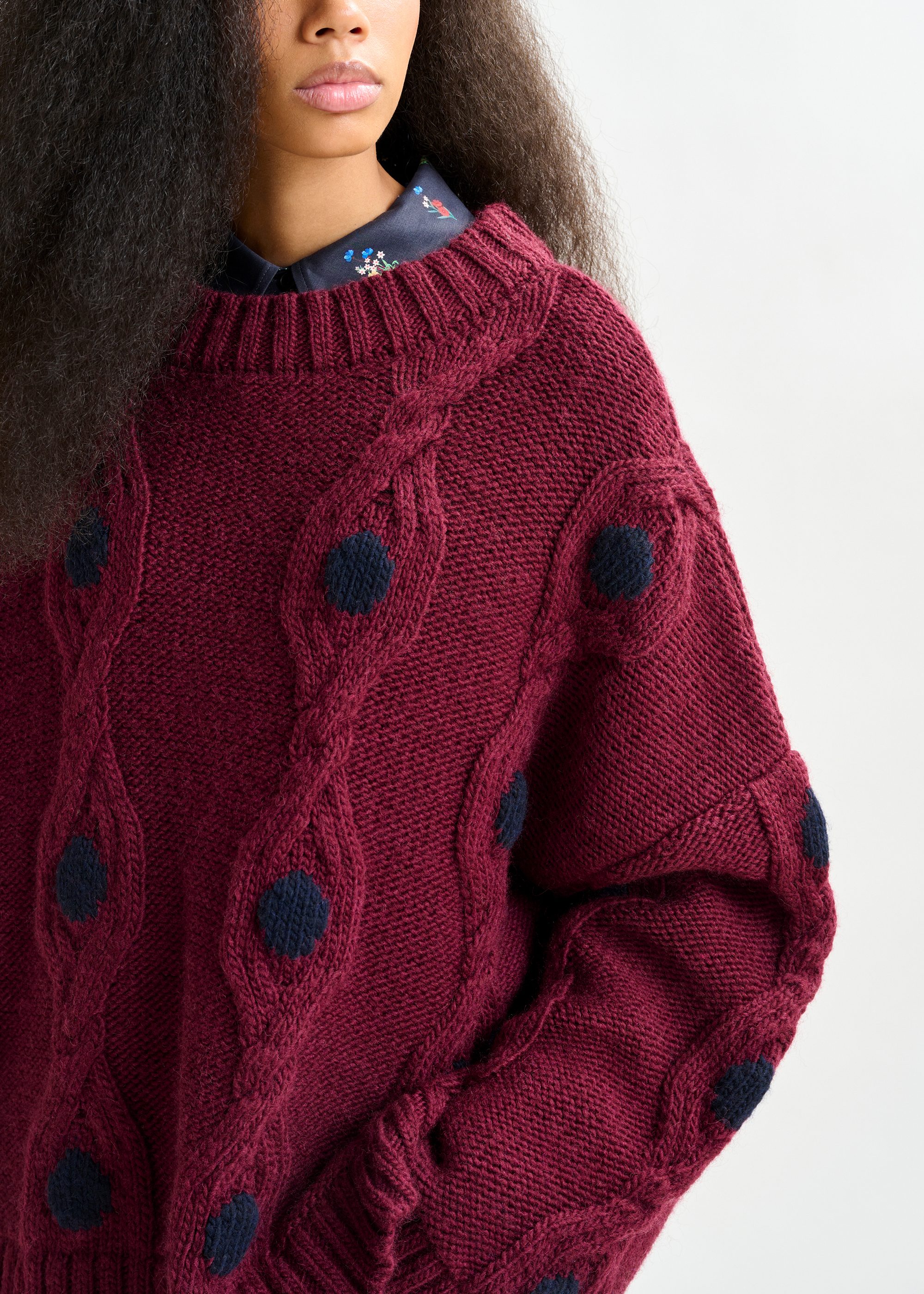 Burgundy and navy polka-dot cable-knit sweater | Essentiel Antwerp