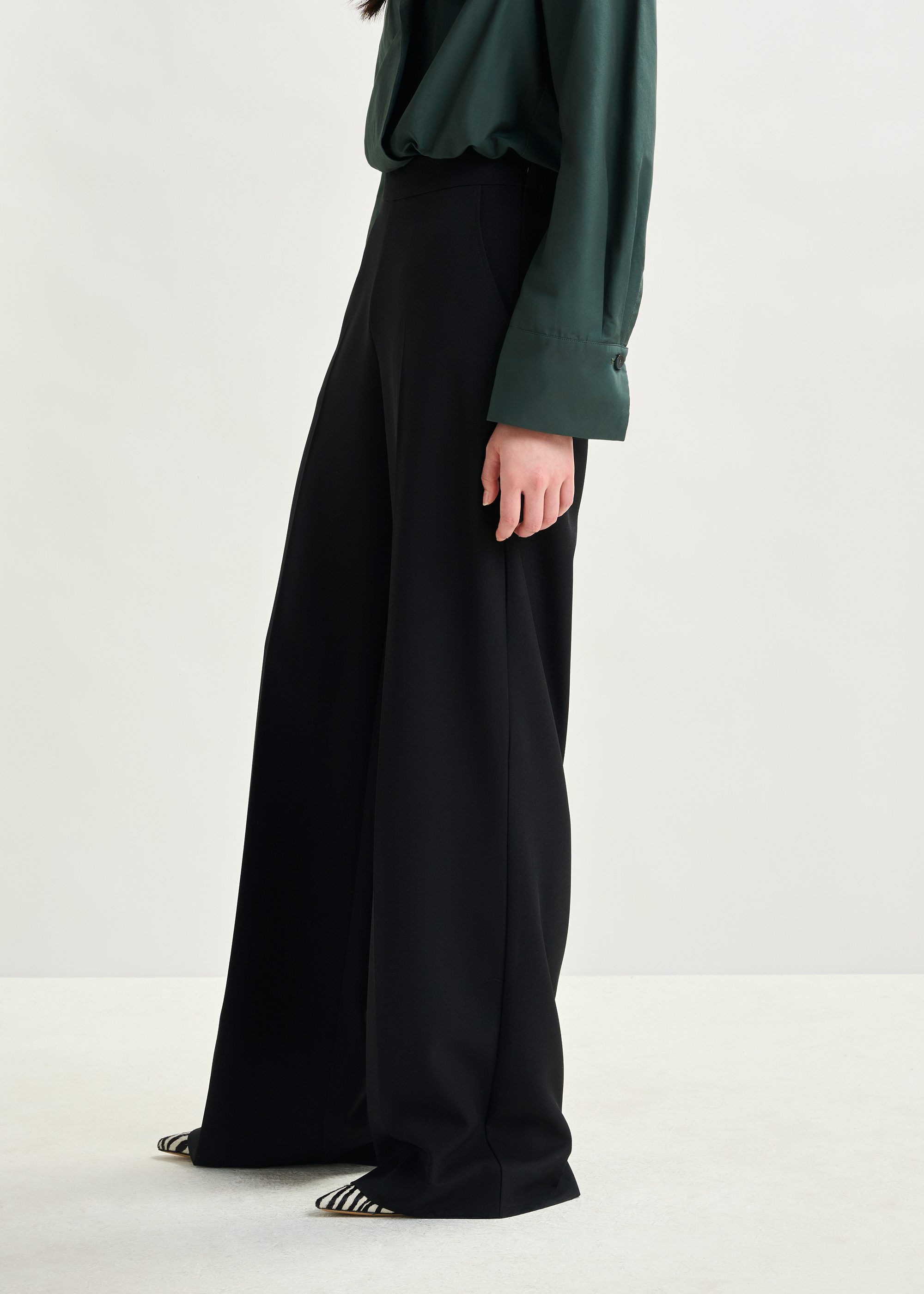 Black wide-leg pants with pressed crease | Essentiel Antwerp