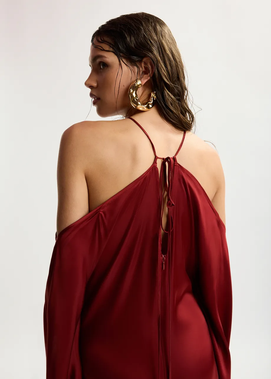 Abito lungo bordeaux con scollo all'americana e fianchi a cascata