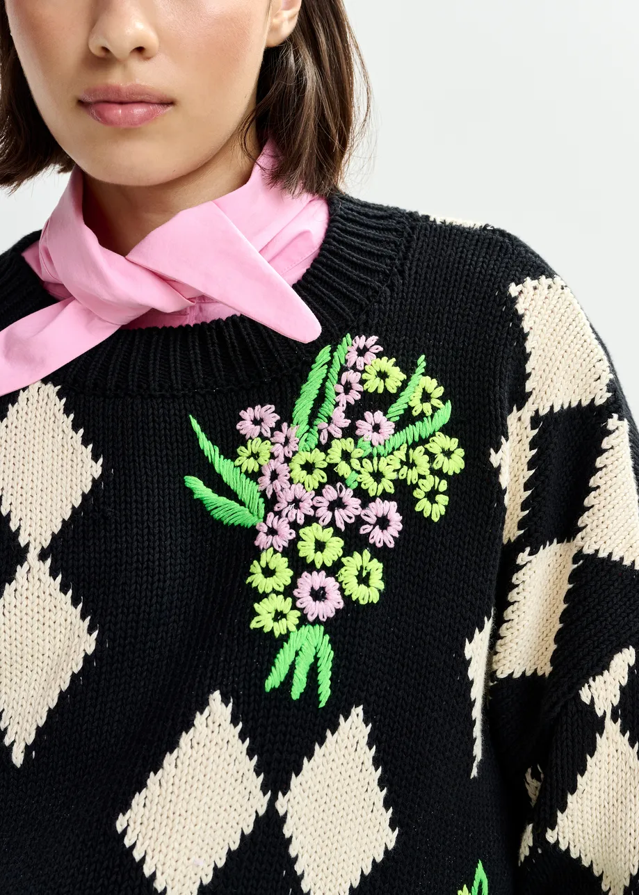 Zwarte en gebroken witte trui in jacquard breiwerk