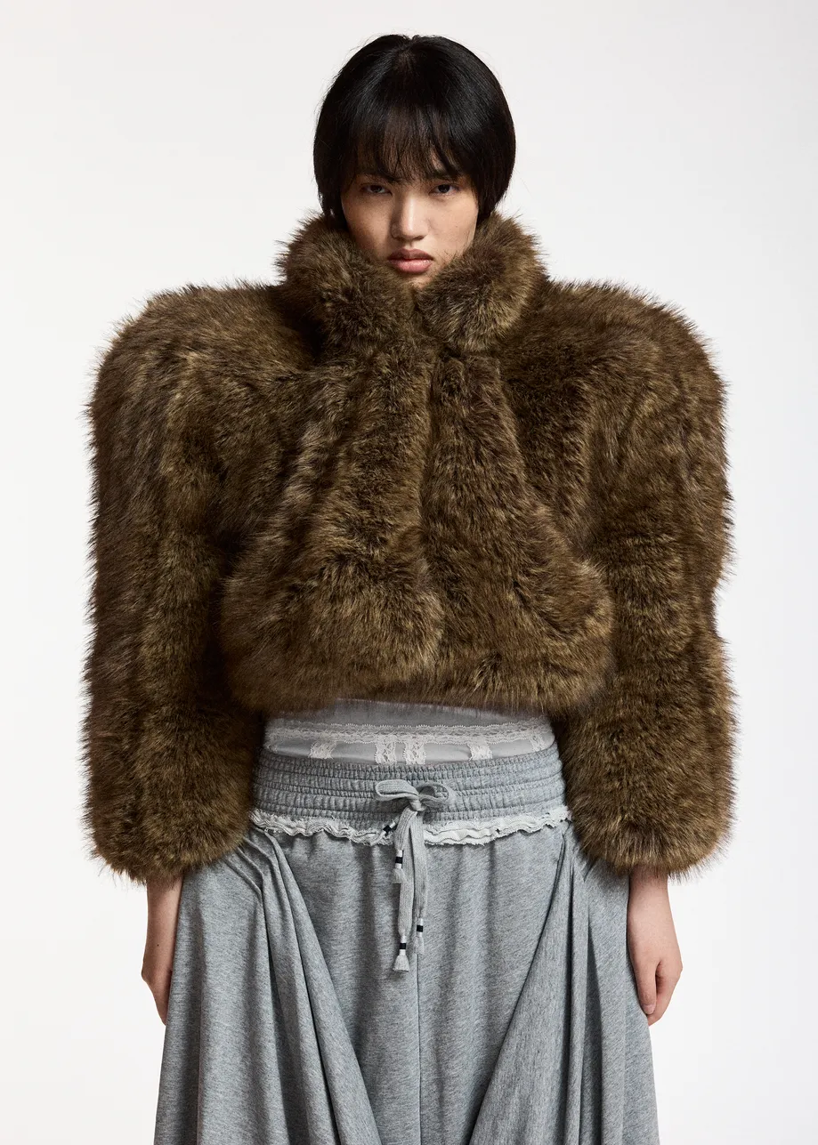Bruin faux fur jasje met gesculpteerde raglanmouwen