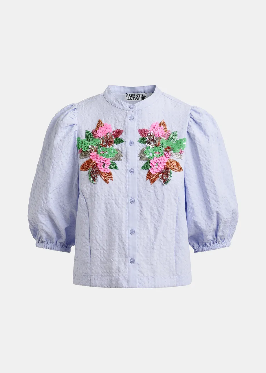 Chemise bleu clair à broderies multicolores et manches volumineuses