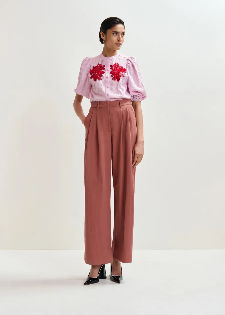 Lichtroze en rood overhemd met volumineuze mouwen en pailletten