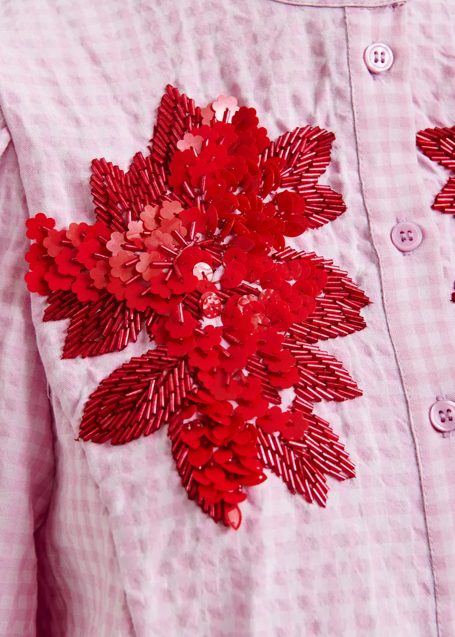 Lichtroze en rood overhemd met volumineuze mouwen en pailletten